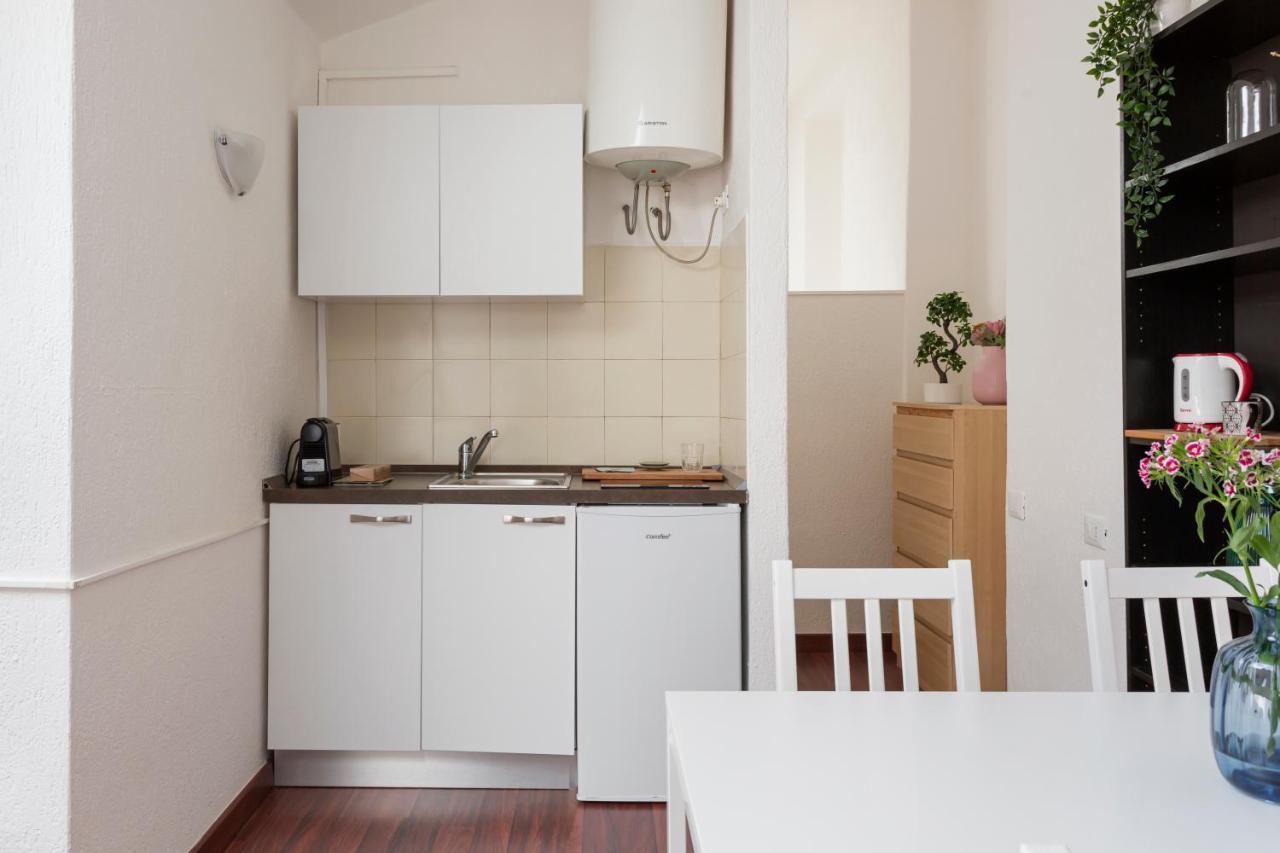 Apartment 1 Bedroom Apt - Duomo 4 *